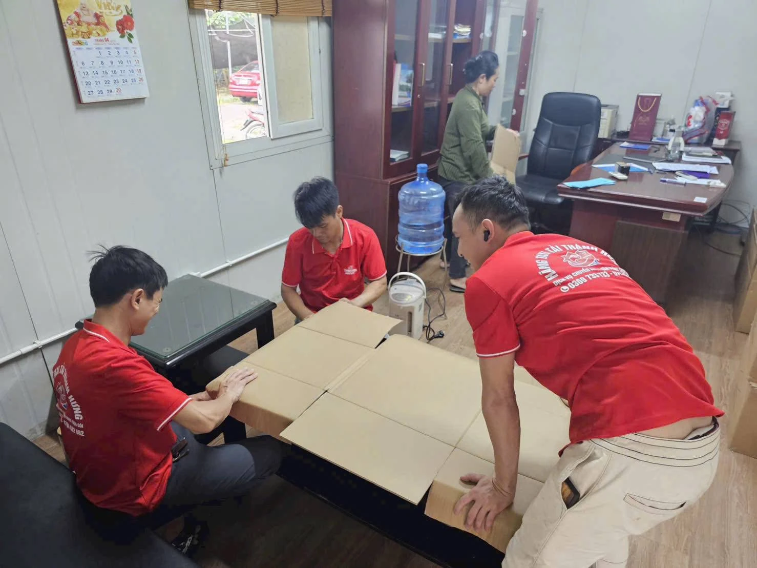 Thuê taxi tải Thành Hưng chính hiệu tại Hà Nội: Yên tâm hợp đồng rõ ràng, xuất hóa đơn hợp pháp