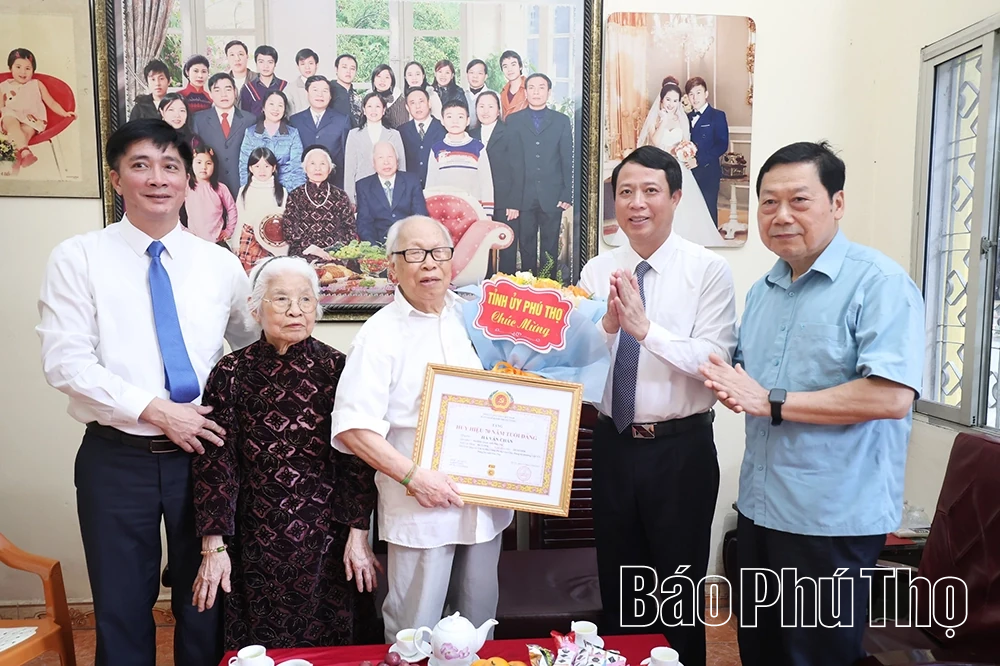 Trao Huy hiệu 70 năm và 45 năm tuổi Đảng cho đảng viên Đảng bộ phường Việt Trì