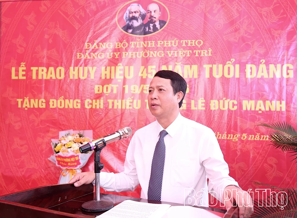 Trao Huy hiệu 70 năm và 45 năm tuổi Đảng cho đảng viên Đảng bộ phường Việt Trì
