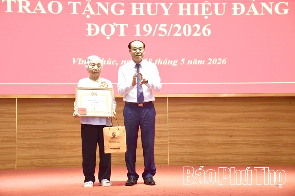 126 đảng viên Đảng bộ Phường Vĩnh Phúc được nhận Huy hiệu Đảng đợt 19/5