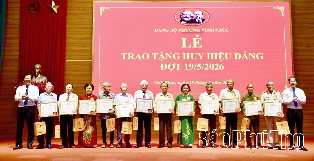 126 đảng viên Đảng bộ Phường Vĩnh Phúc được nhận Huy hiệu Đảng đợt 19/5