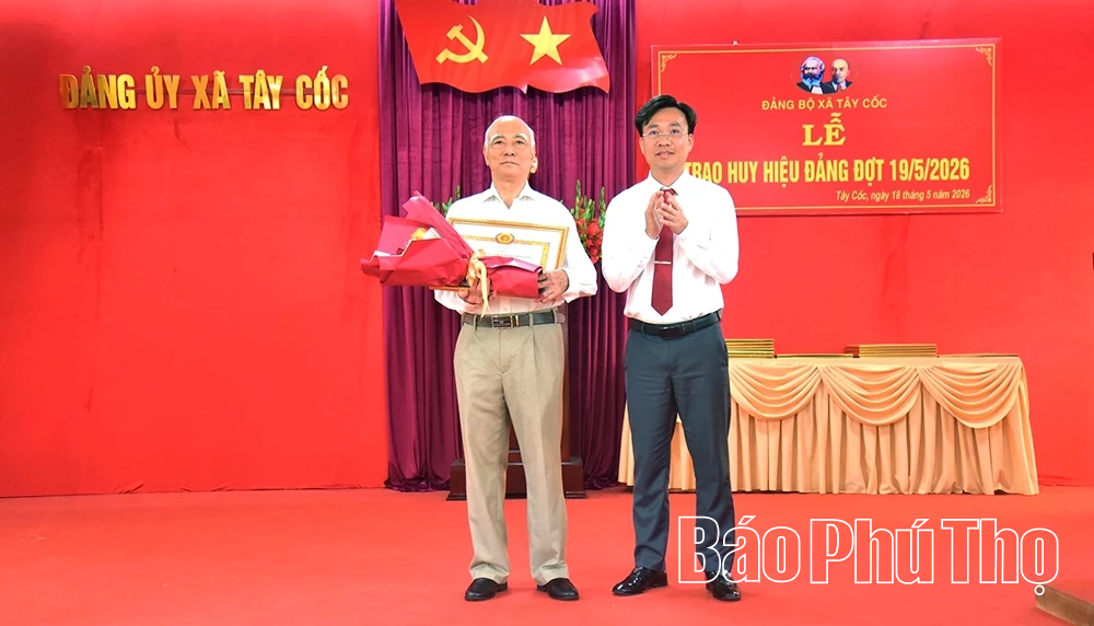 Đảng bộ xã Tây Cốc trao Huy hiệu Đảng đợt 19/5 cho 23 đảng viên