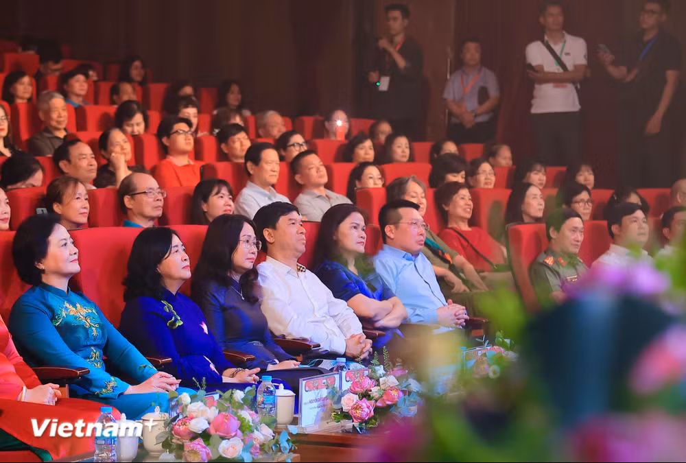 Đêm nghệ thuật “Sáng mãi tên Người”: Dòng chảy ký ức về Bác Hồ kính yêu