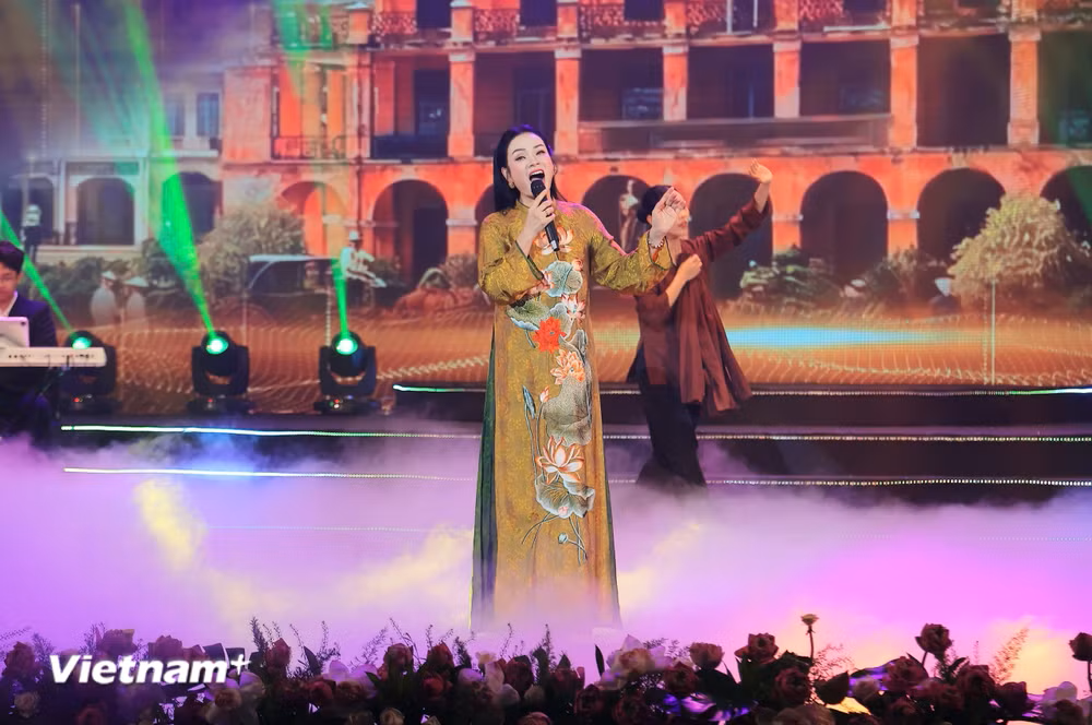 Đêm nghệ thuật “Sáng mãi tên Người”: Dòng chảy ký ức về Bác Hồ kính yêu
