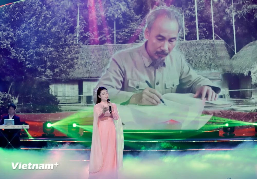 Đêm nghệ thuật “Sáng mãi tên Người”: Dòng chảy ký ức về Bác Hồ kính yêu