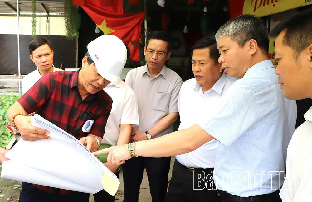 Phó Chủ tịch UBND tỉnh Đinh Công Sứ kiểm tra tiến độ các dự án vùng chuyển dân sông Đà