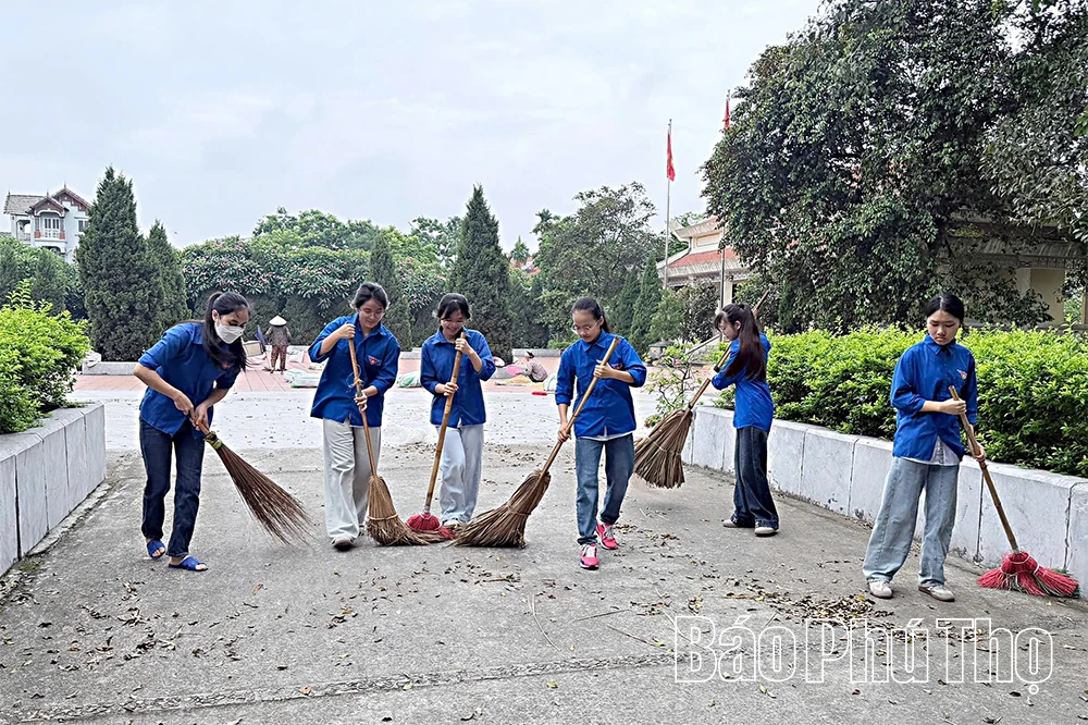 Thanh niên xã Vĩnh Tường xung kích bảo vệ môi trường