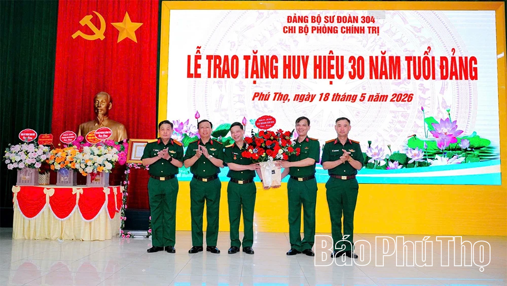 Đảng bộ Sư đoàn 304 trao tặng Huy hiệu 30 năm tuổi Đảng