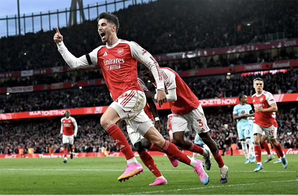 Thắng nghẹt thở Burnley, Arsenal chạm tay chức vô địch Ngoại hạng Anh
