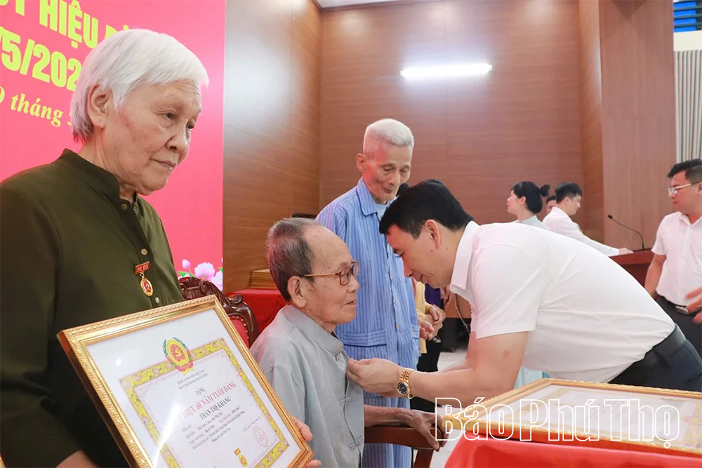 Đảng bộ xã Xuân Lãng trao Huy hiệu Đảng tặng các đảng viên đợt 19/5