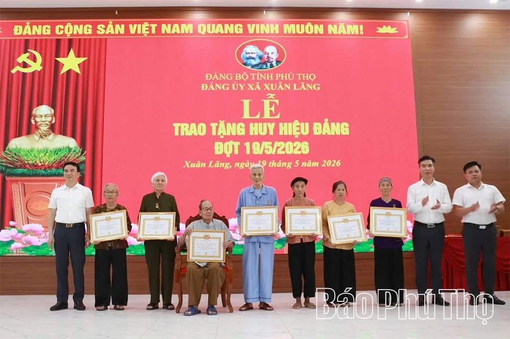 Đảng bộ xã Xuân Lãng trao Huy hiệu Đảng tặng các đảng viên đợt 19/5