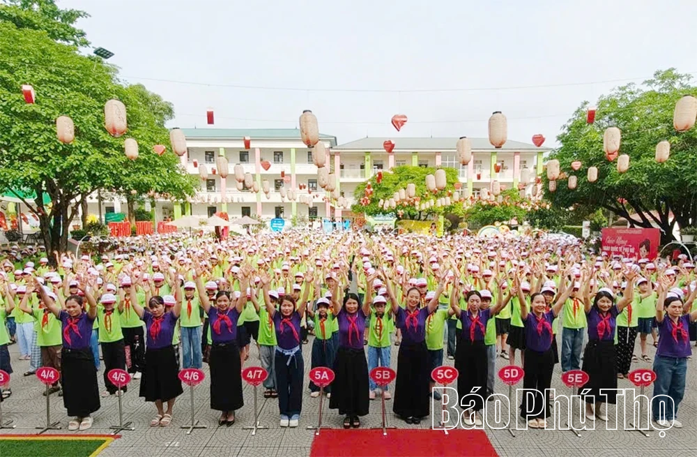 Các trường học tổ chức nhiều hoạt động kỷ niệm 136 năm ngày sinh Chủ tịch Hồ Chí Minh