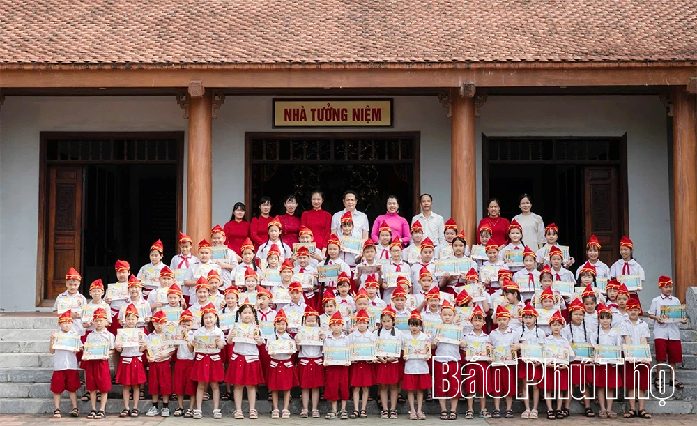 Các trường học tổ chức nhiều hoạt động kỷ niệm 136 năm ngày sinh Chủ tịch Hồ Chí Minh