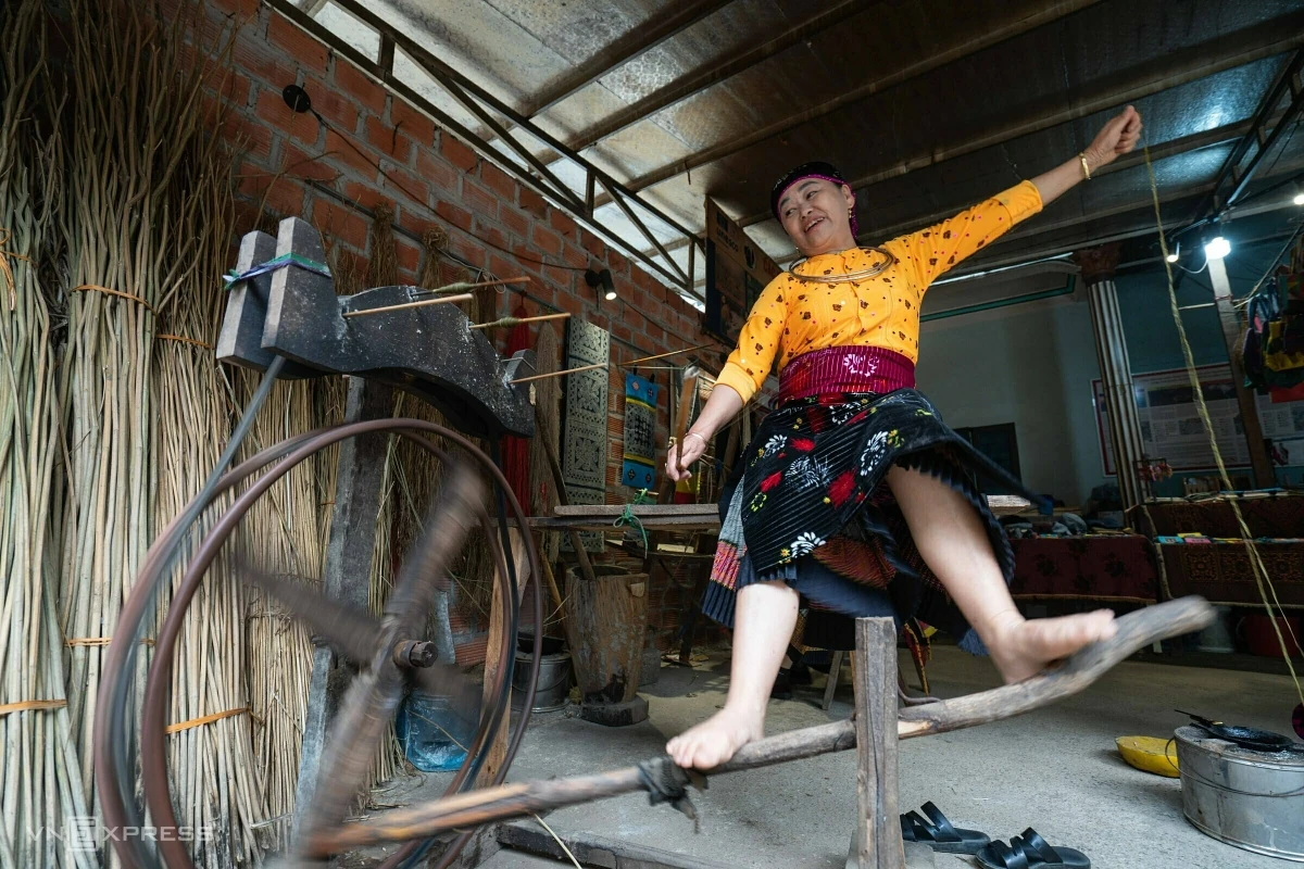 Khách Tây bất ngờ cách người Mông giữ nghề dệt vải
