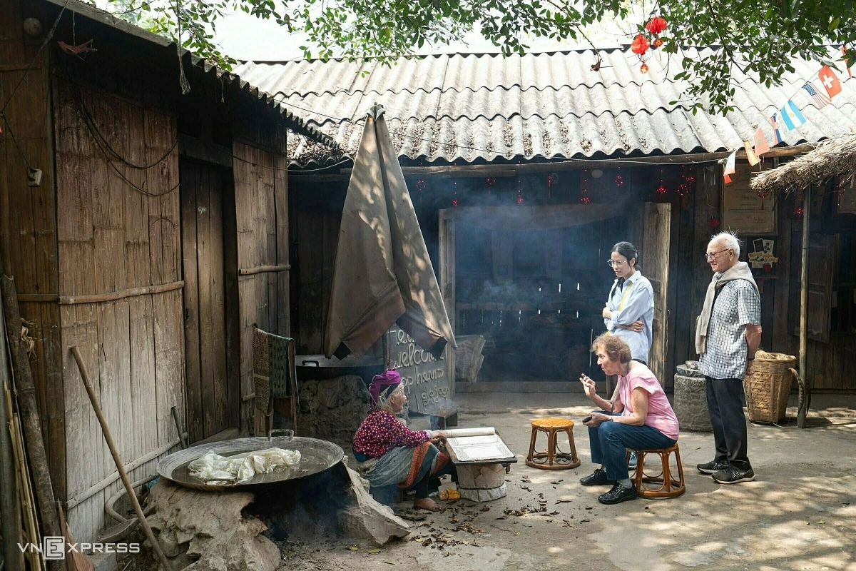 Khách Tây bất ngờ cách người Mông giữ nghề dệt vải
