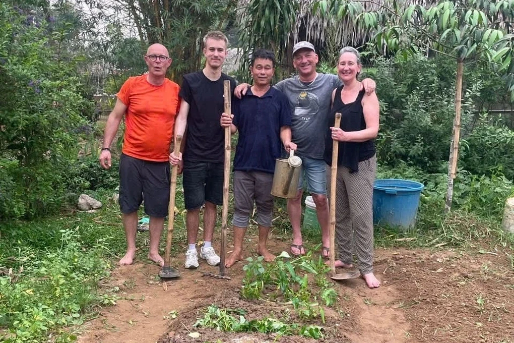 “Du lịch độc lạ ở Việt Nam”, khách Tây nhổ cỏ, trồng rau và dự... đám cưới