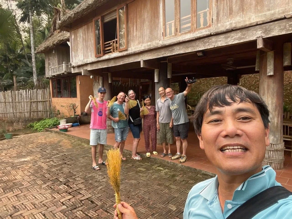 “Du lịch độc lạ ở Việt Nam”, khách Tây nhổ cỏ, trồng rau và dự... đám cưới