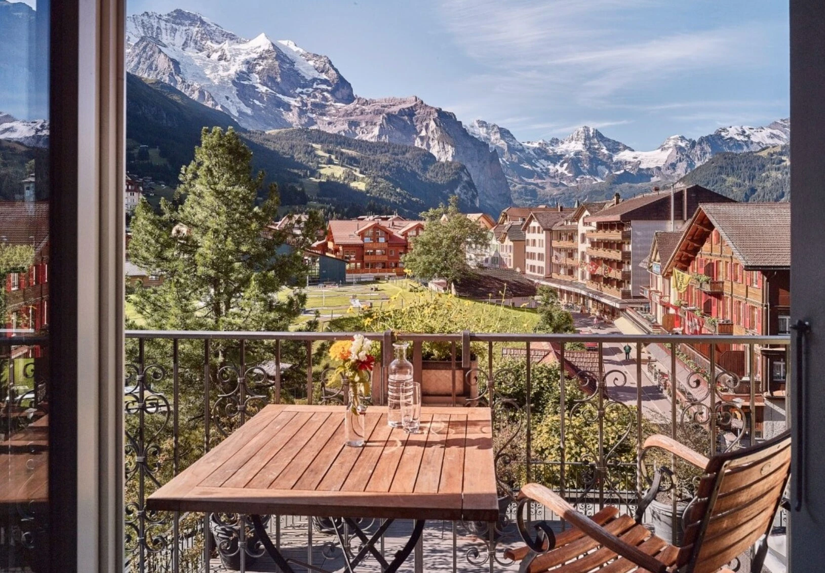 Ngôi làng “người đẹp ngủ trong rừng” không ô tô, chỉ đến được bằng tàu hỏa