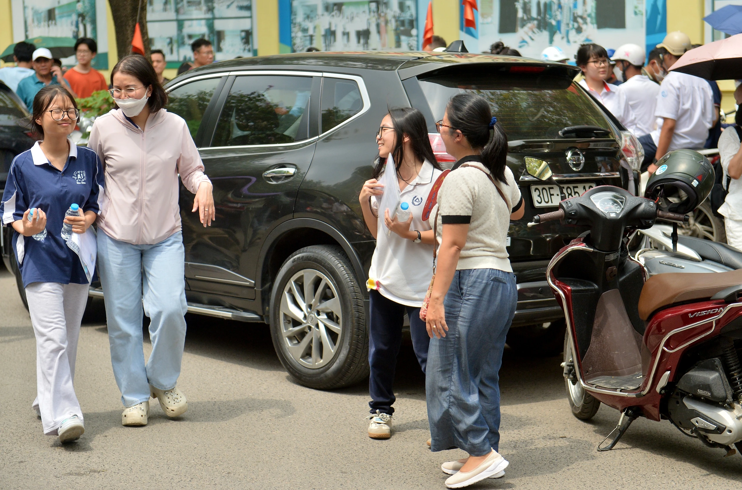 Đề văn thi vào lớp 10 ở Hà Nội được khen thực tế, nhiều thí sinh tự tin trên 8 điểm