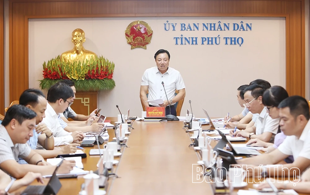 Phó Chủ tịch UBND tỉnh Nguyễn Huy Ngọc nghe Sở Khoa học và Công nghệ báo cáo một số nhiệm vụ trọng tâm