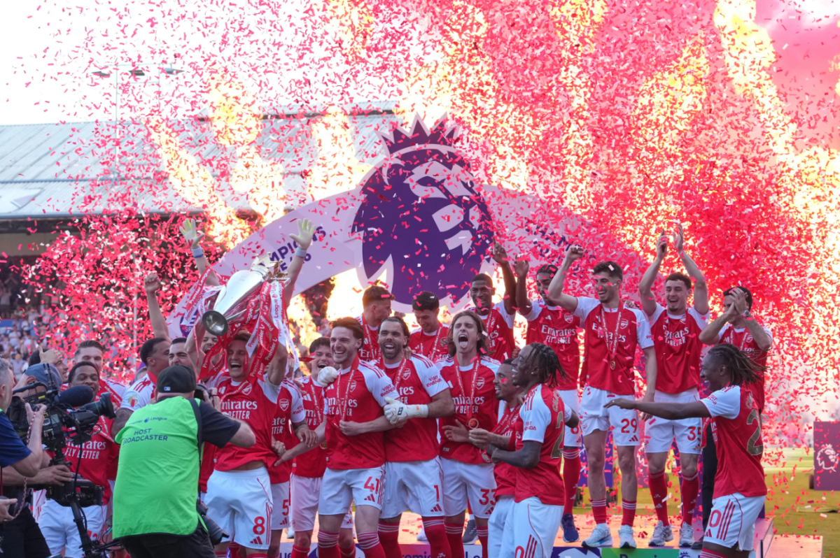 Arsenal nâng Cup vô địch Ngoại hạng Anh