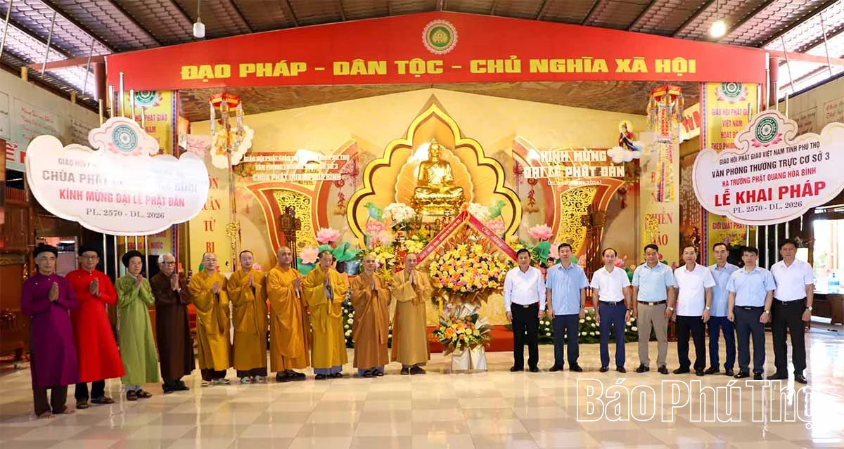 Phó Chủ tịch UBND tỉnh Đinh Công Sứ chúc mừng Ban Trị sự Giáo hội Phật giáo khu vực Hòa Bình nhân Đại lễ Phật đản