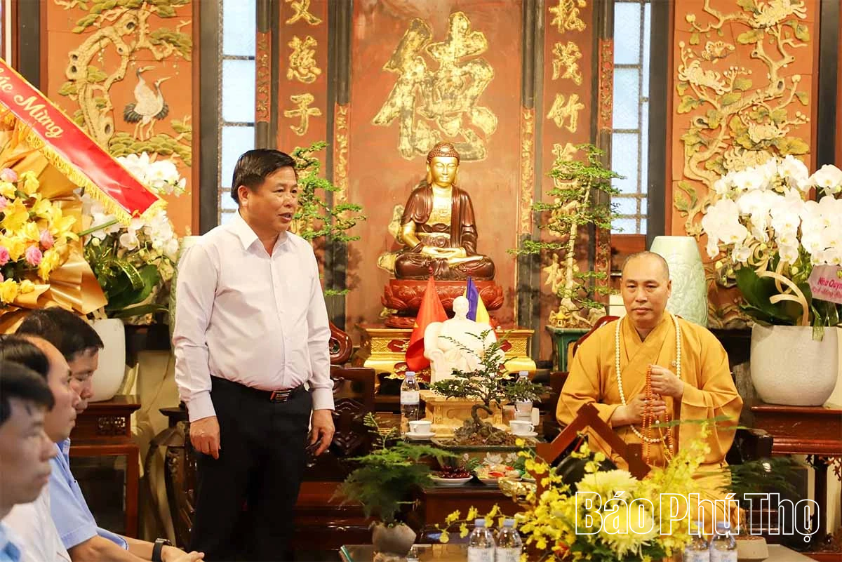 Phó Chủ tịch UBND tỉnh Đinh Công Sứ chúc mừng Ban Trị sự Giáo hội Phật giáo khu vực Hòa Bình nhân Đại lễ Phật đản