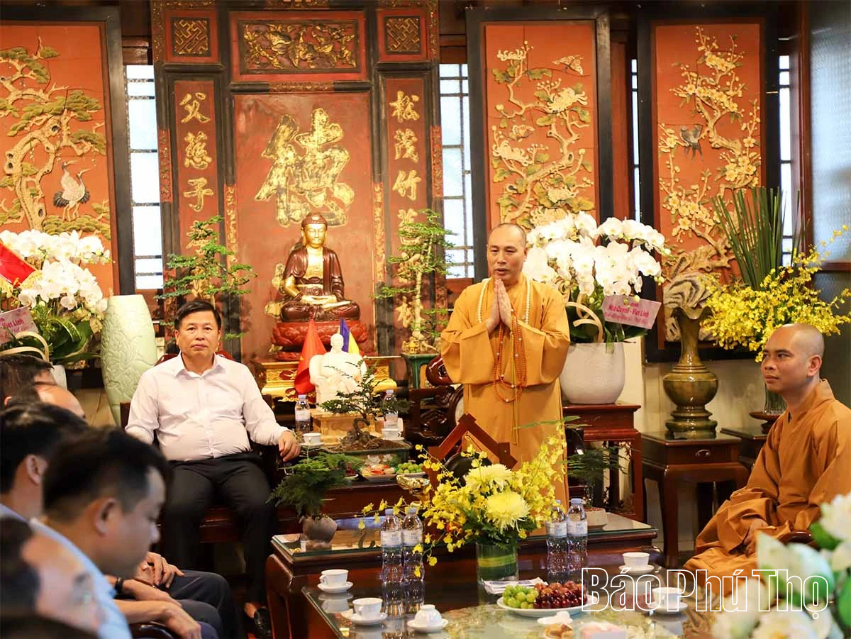Phó Chủ tịch UBND tỉnh Đinh Công Sứ chúc mừng Ban Trị sự Giáo hội Phật giáo khu vực Hòa Bình nhân Đại lễ Phật đản