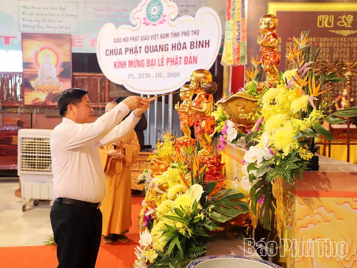 Phó Chủ tịch UBND tỉnh Đinh Công Sứ chúc mừng Ban Trị sự Giáo hội Phật giáo khu vực Hòa Bình nhân Đại lễ Phật đản
