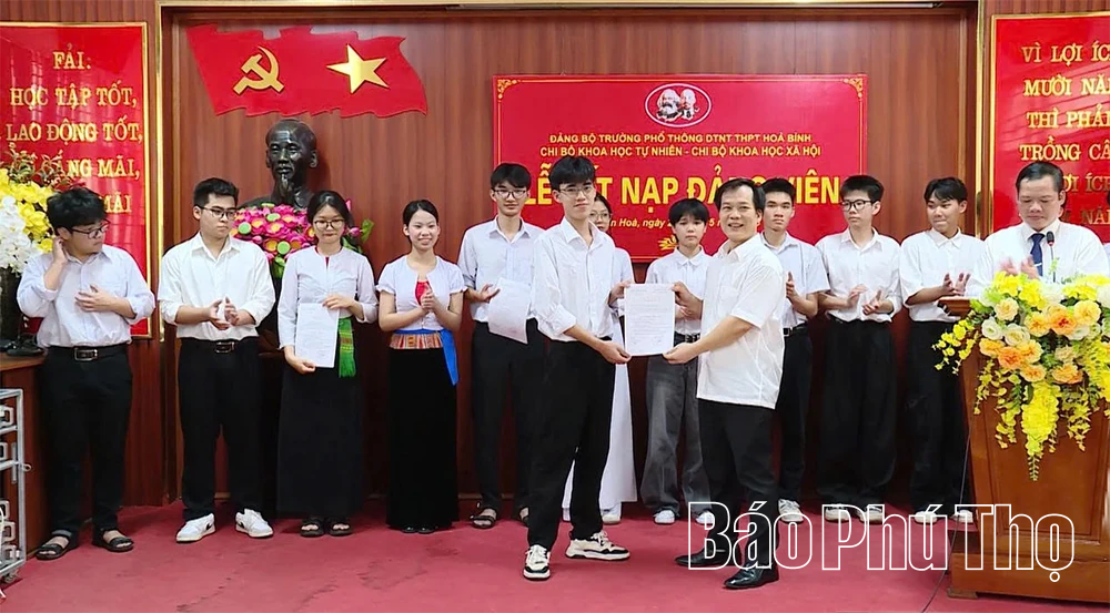 Kết nạp Đảng cho 19 học sinh Trường Phổ thông Dân tộc nội trú THPT Hòa Bình