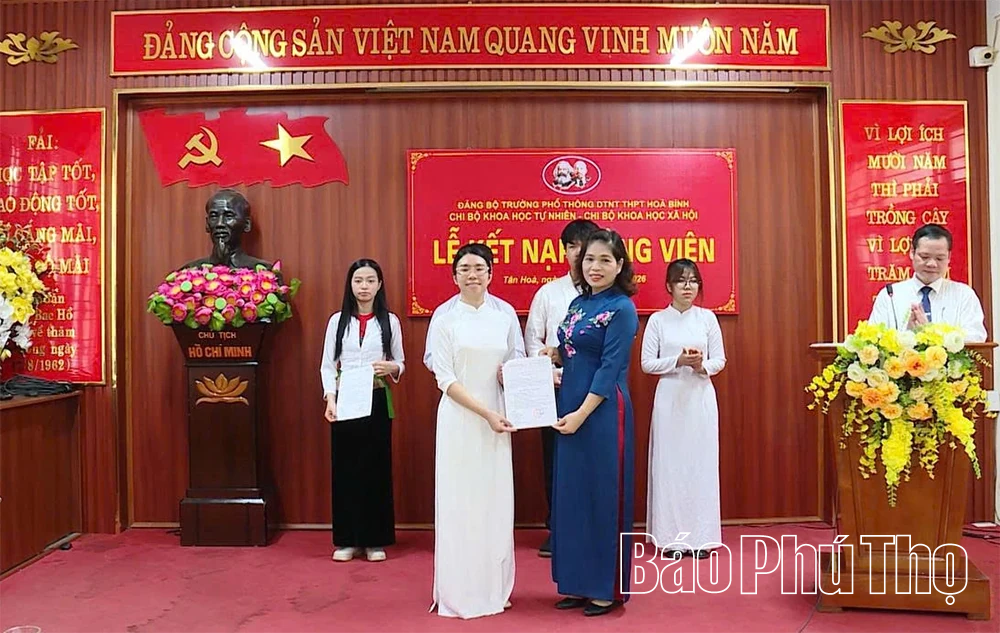 Kết nạp Đảng cho 19 học sinh Trường Phổ thông Dân tộc nội trú THPT Hòa Bình