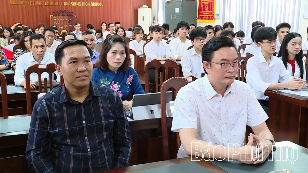 Kết nạp Đảng cho 19 học sinh Trường Phổ thông Dân tộc nội trú THPT Hòa Bình