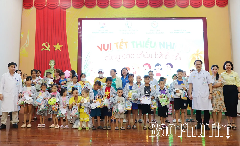 Tặng 165 suất quà cho bệnh nhi đang điều trị tại Bệnh viện Đa khoa Hòa Bình