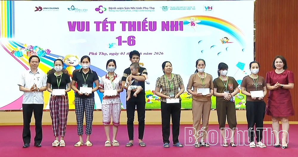 Trao quà yêu thương, thắp sáng nụ cười dịp Tết thiếu nhi