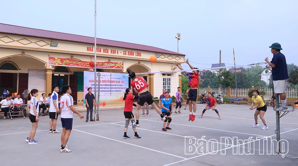 Nông dân Xuân Lũng thi đua xây dựng cuộc sống mới