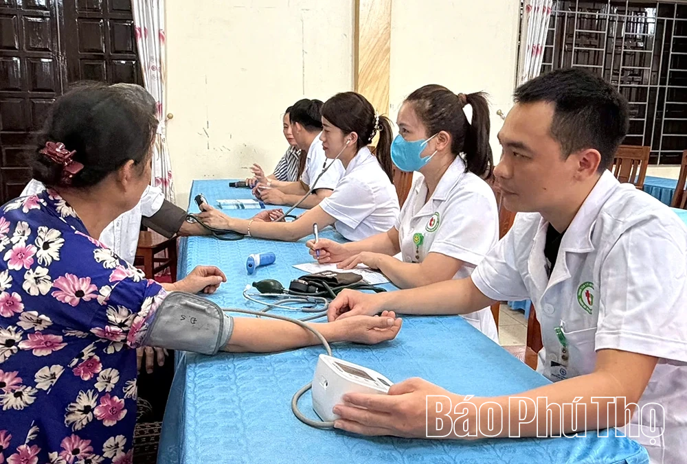 Trao hỗ trợ xây dựng nhà chữ thập đỏ và khám bệnh, tư vấn sức khỏe, cấp thuốc miễn phí cho đối tượng chính sách