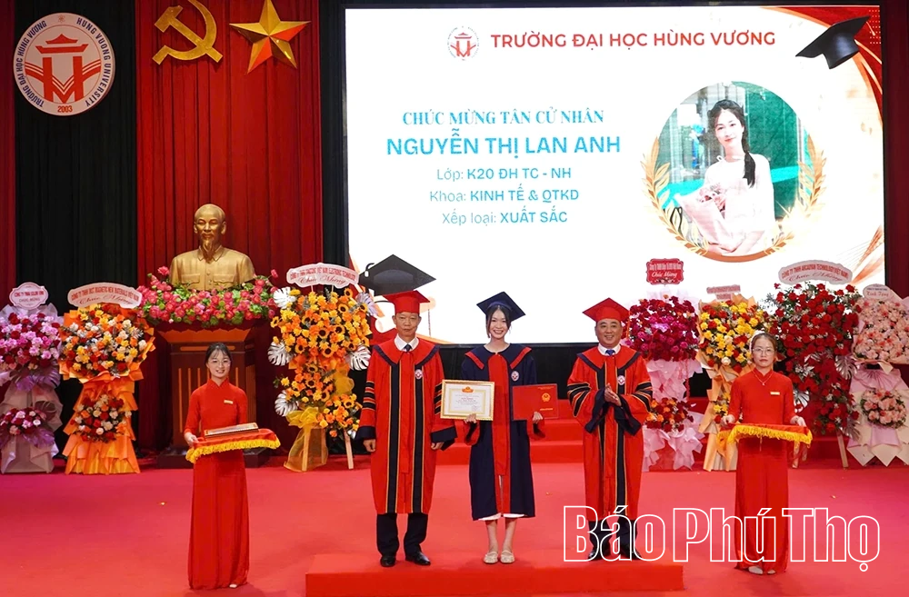 Trao bằng tốt nghiệp và quyết định tuyển dụng việc làm cho sinh viên