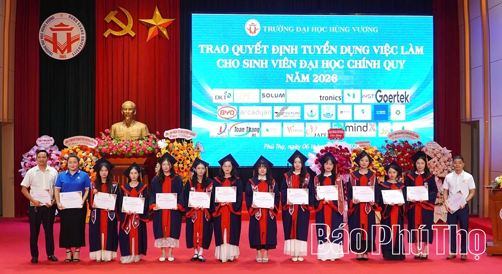 Trao bằng tốt nghiệp và quyết định tuyển dụng việc làm cho sinh viên