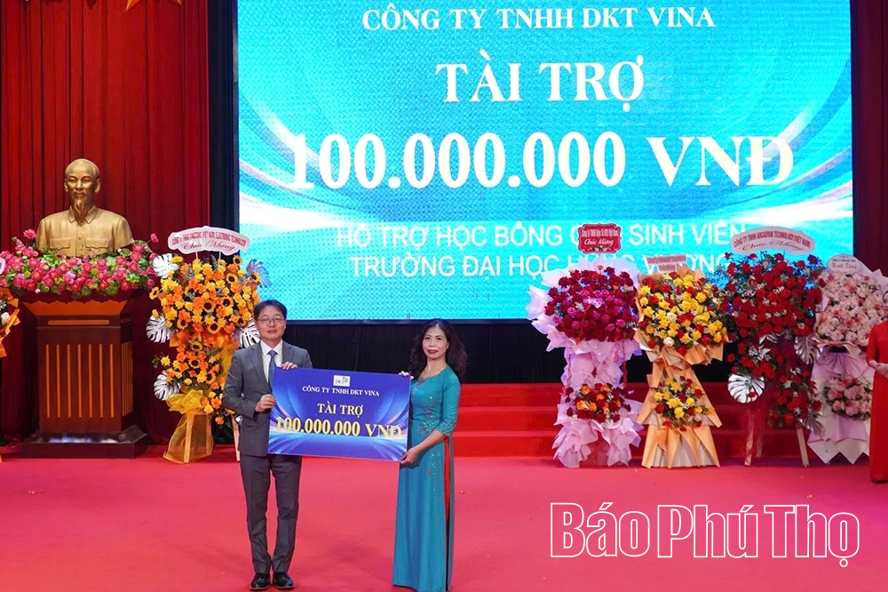 Trao bằng tốt nghiệp và quyết định tuyển dụng việc làm cho sinh viên