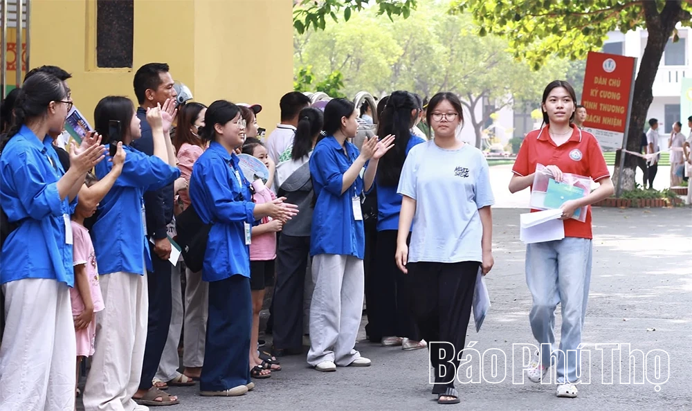 Áo xanh đồng hành cùng sĩ tử