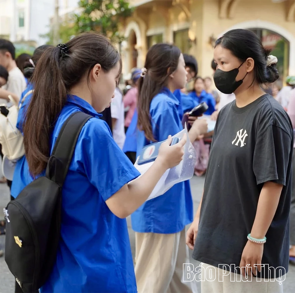 Áo xanh đồng hành cùng sĩ tử
