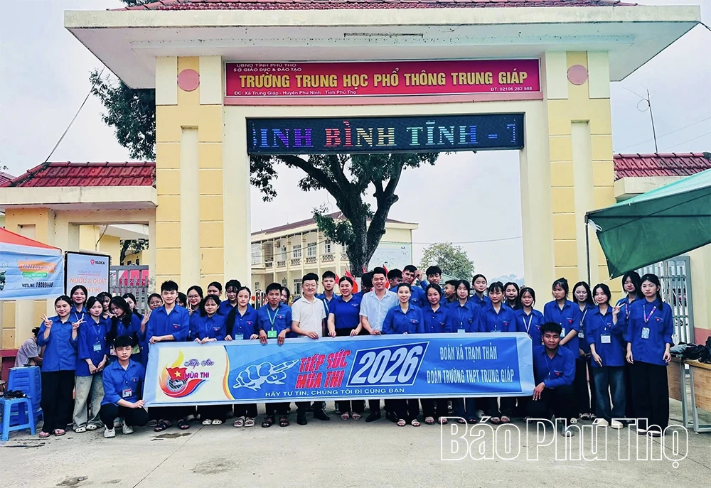 Áo xanh đồng hành cùng sĩ tử
