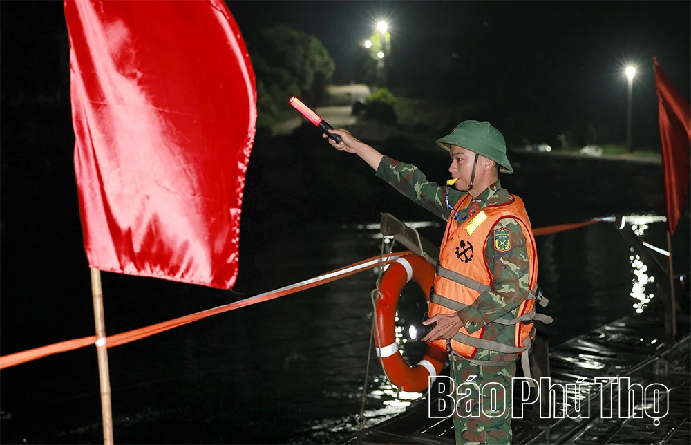 Giữ vững “mạch máu giao thông” trên cầu phao Đoan Hùng