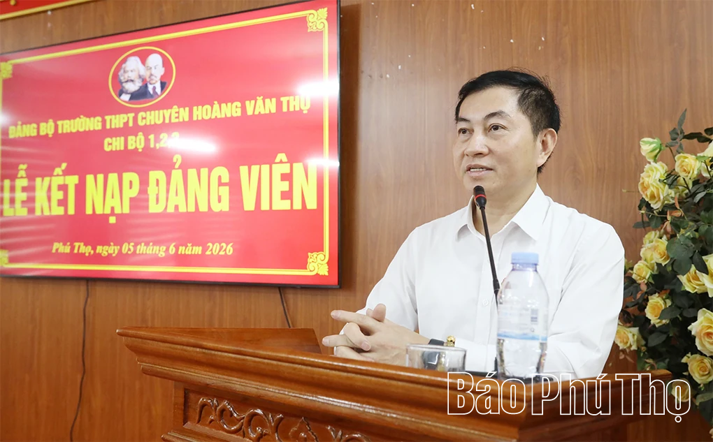 Kết nạp Đảng cho 21 học sinh trường THPT Chuyên Hoàng Văn Thụ