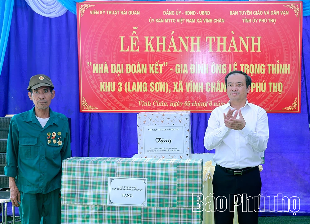 Bàn giao nhà Đại đoàn kết cho hộ cận nghèo xã Vĩnh Chân