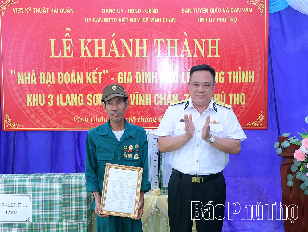 Bàn giao nhà Đại đoàn kết cho hộ cận nghèo xã Vĩnh Chân