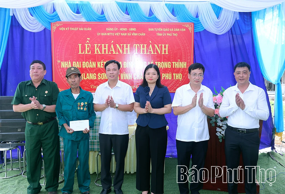 Bàn giao nhà Đại đoàn kết cho hộ cận nghèo xã Vĩnh Chân
