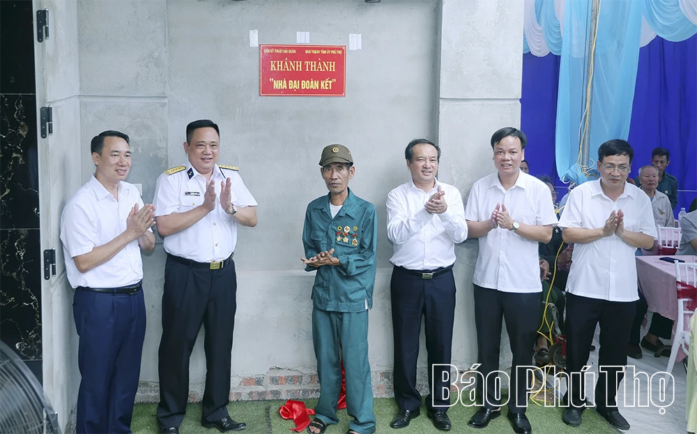 Bàn giao nhà Đại đoàn kết cho hộ cận nghèo xã Vĩnh Chân