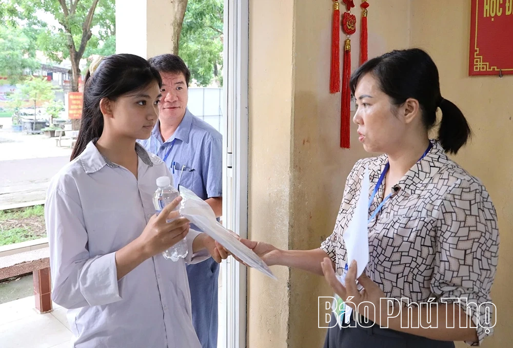 Một thí sinh bị đình chỉ thi do mang điện thoại vào phòng thi