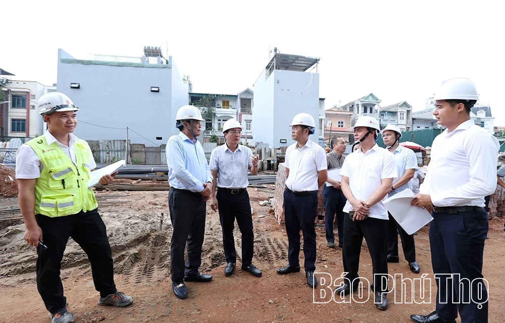 Phó Chủ tịch UBND tỉnh Vũ Việt Văn kiểm tra tiến độ thi công dự án nhà ở xã hội khu vực Việt Trì